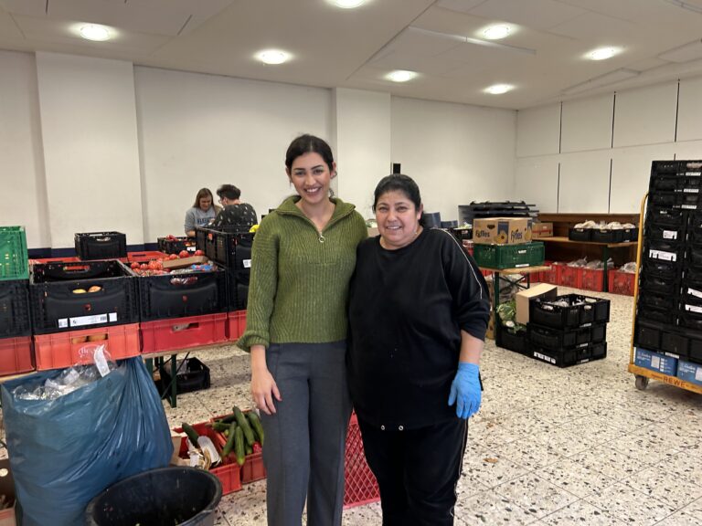 Bild einer Kirberg Mitarbeiterin, die ehrenamtlich bei der Tafel Köln hilft.