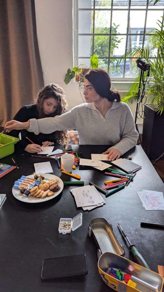 Bild von Kirberg Mitarbeiterin, die ehrenamtlich bei einem Weihnachts-Projekt für bedürftige Kinder und Familien hilft.