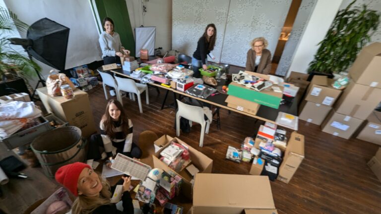 Bild von Kirberg Mitarbeitern, die ehrenamtlich bei einem Weihnachts-Projekt für bedürftige Kinder und Familien helfen.