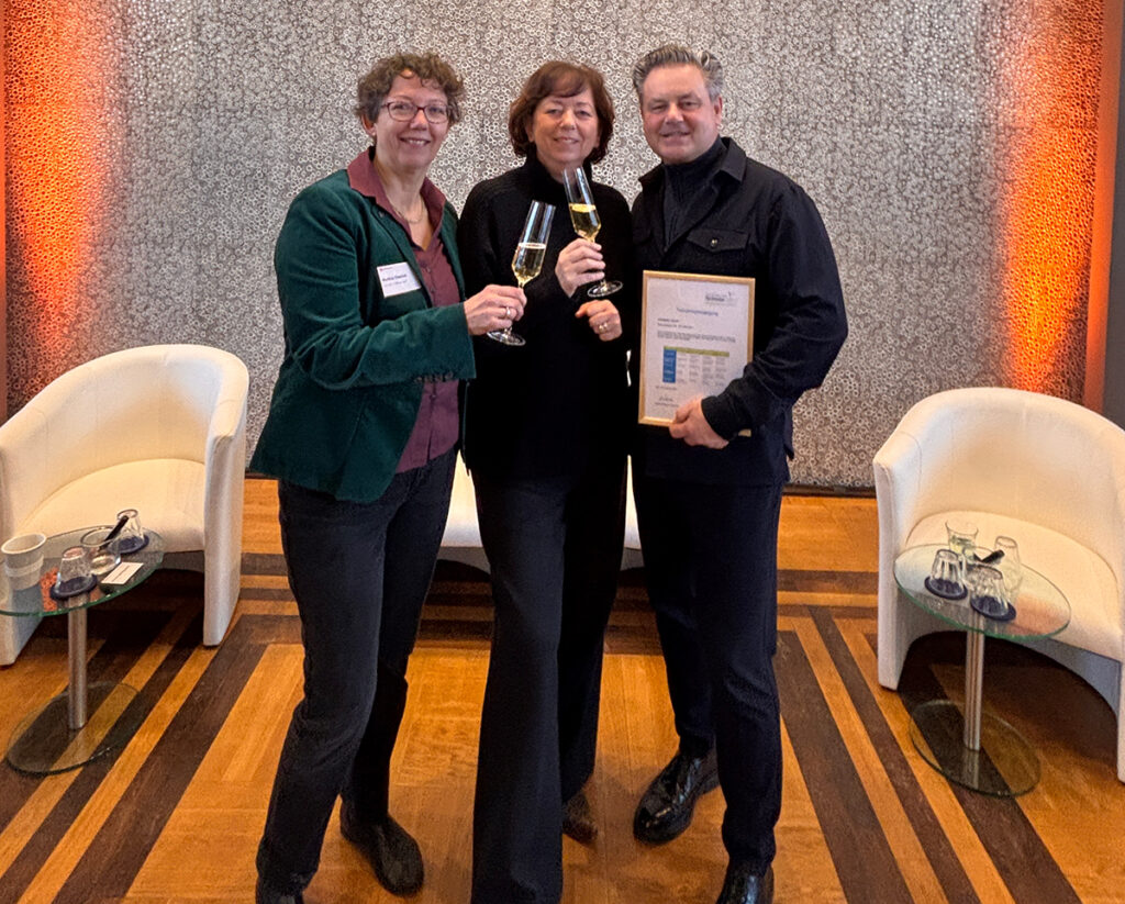 Bild von Jutta Kirberg, Jochen Hackmann und Martina Dietrich, die ihre Gemeinwohl-Ökonomie-Teilnahmeurkunde entgegennehmen.