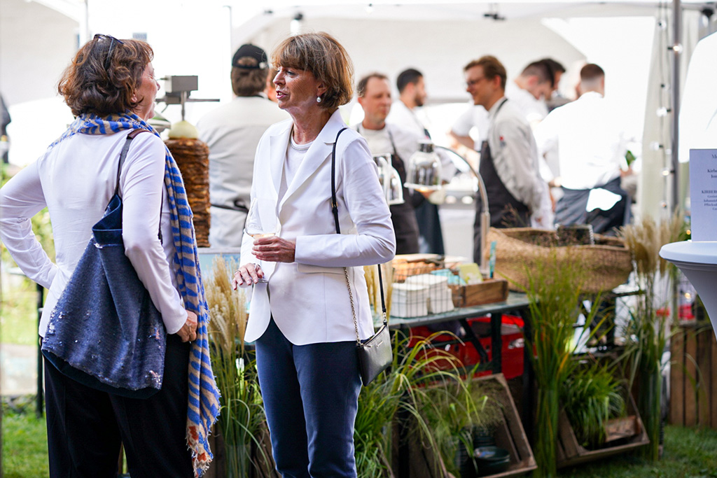 Jutta Kirberg im Gespräch mit Kölns OB Henriette Reker über die nachhaltige Kirberg Feldinitiative von Kirberg Catering.