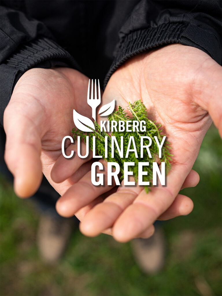 Hände, die sanft grüne Kräuter halten, überlagert vom Kirberg Culinary Green Logo