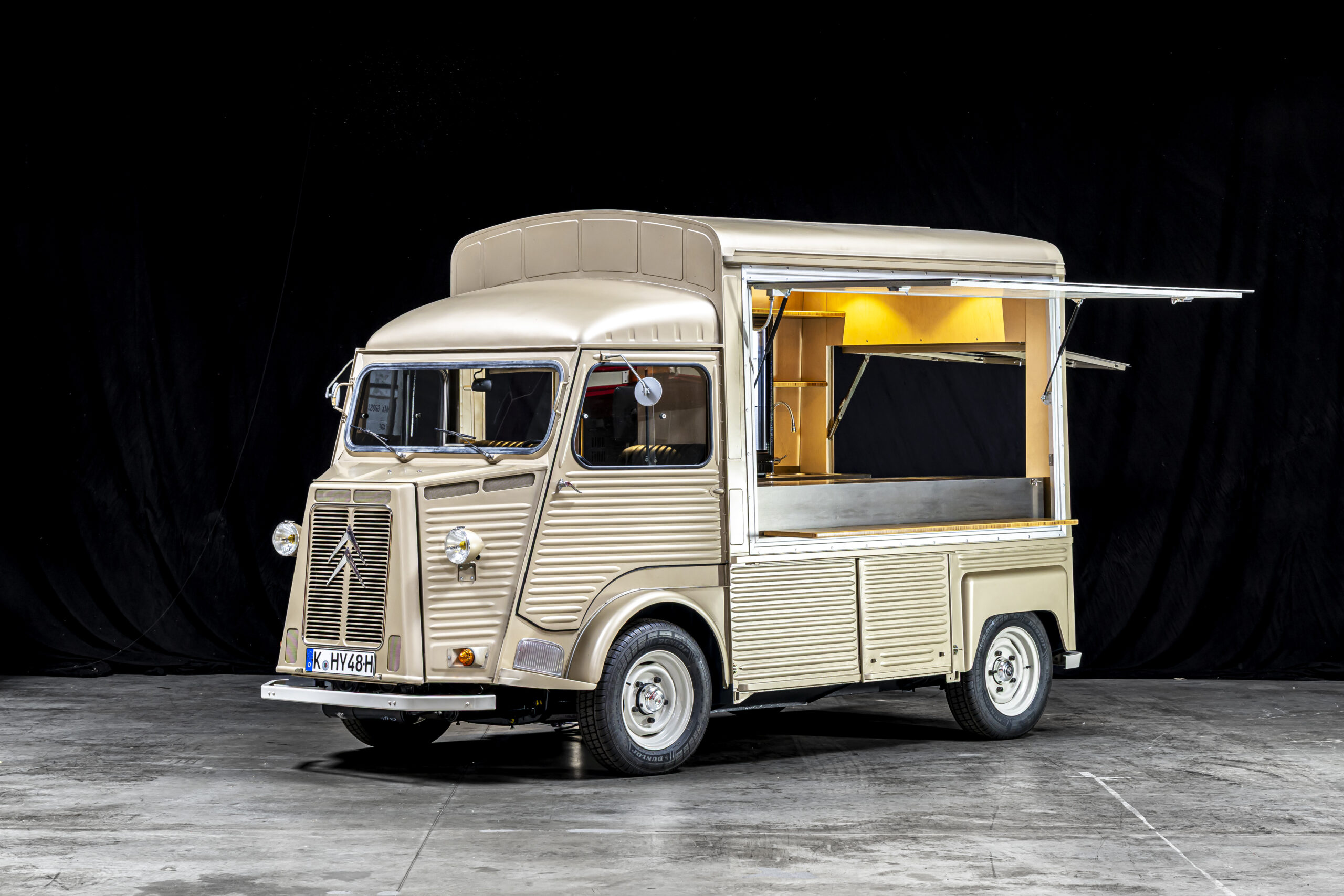 Citroën HY des Café Citron – mobiles Cateringfahrzeug mit geöffnetem Ausschankfenster auf dunklem Hintergrund.