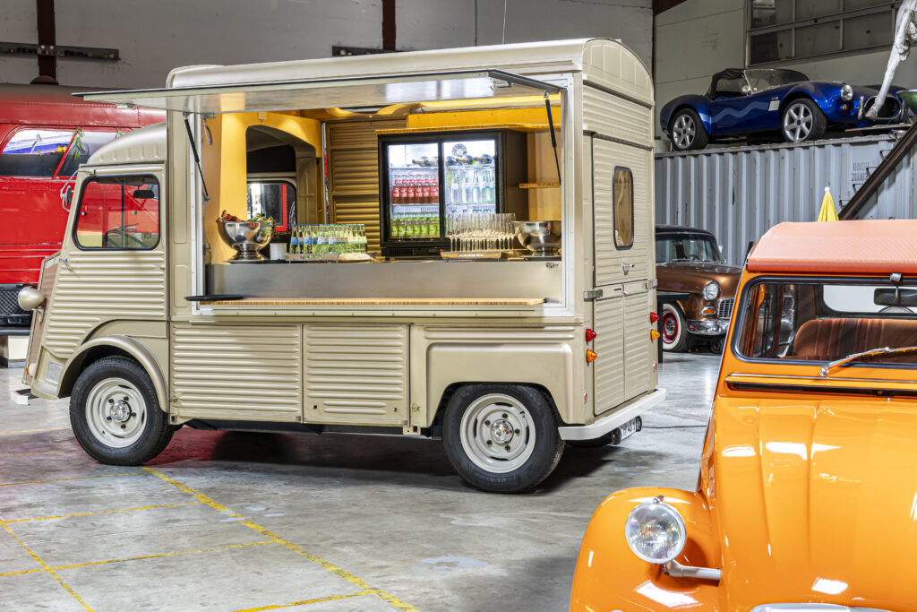 Café Citron – restaurierter Citroën HY als mobiles Cateringfahrzeug in einer Halle, bereit für Events und Firmenfeiern.